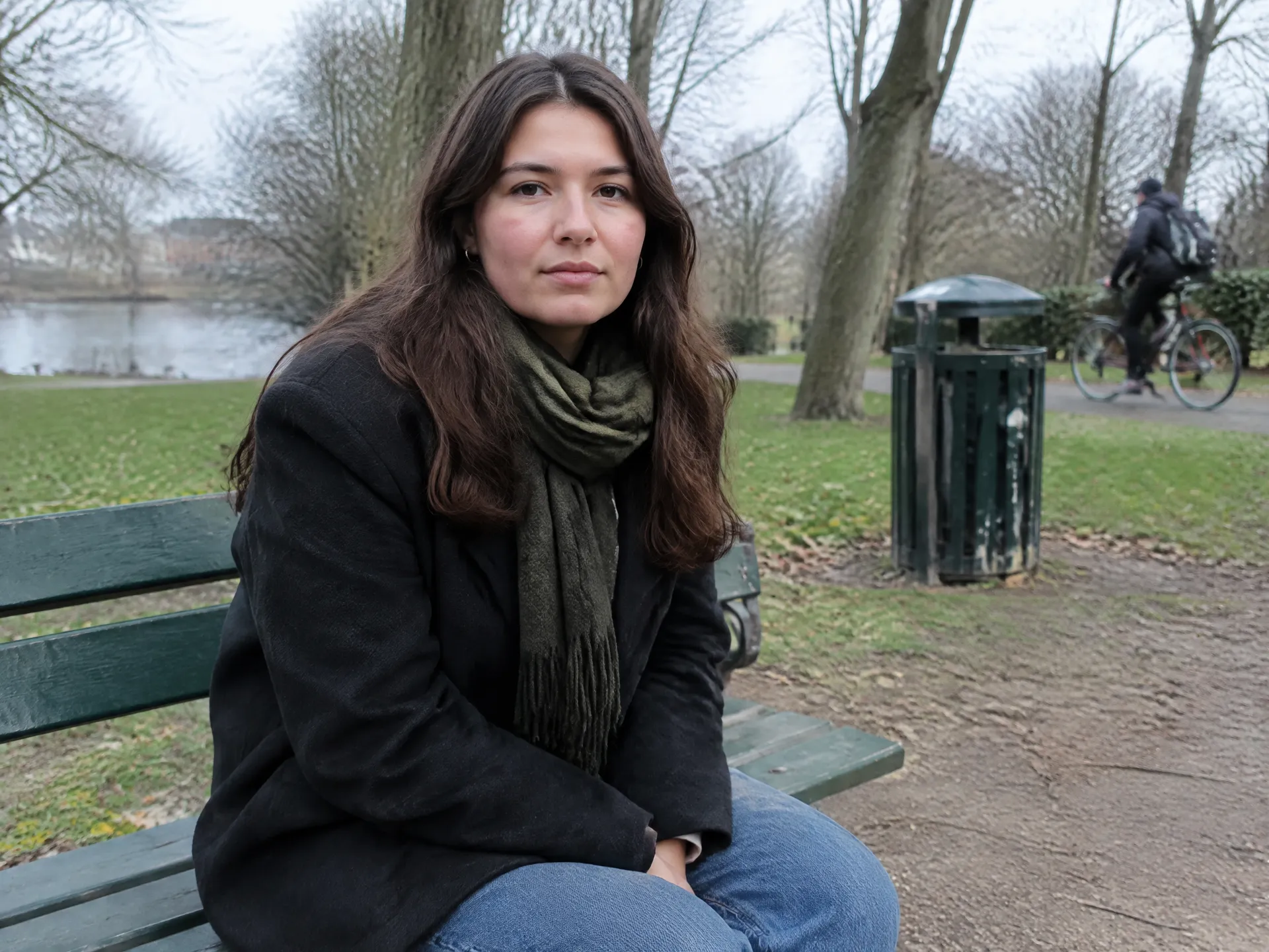 Outdoor portrait with a cluttered background before an Action