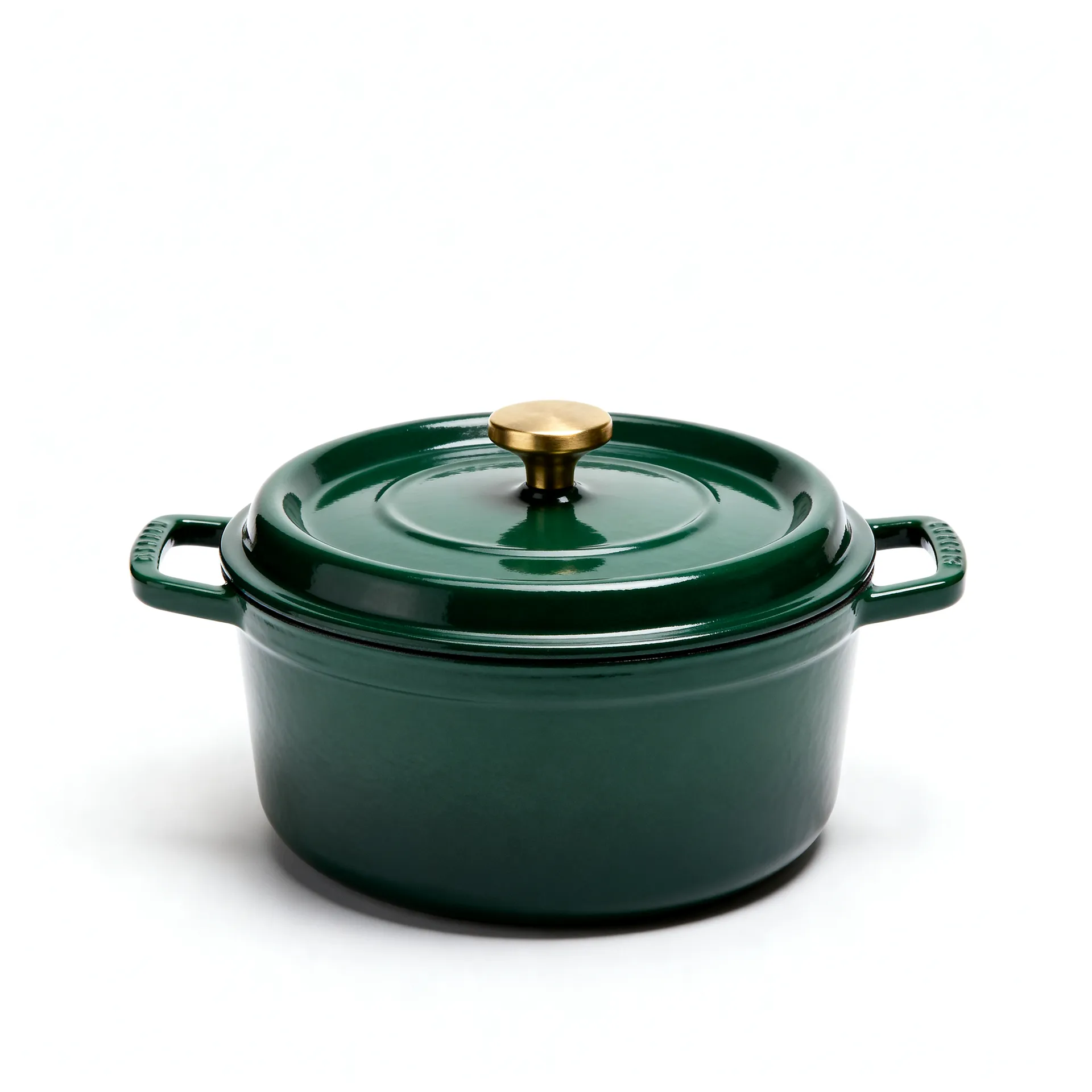 The same deep green cast iron casserole pot centred on a pure white background with even margins, three-quarter front view and a soft contact shadow. Marketplace-style packshot generated in getimg.ai.